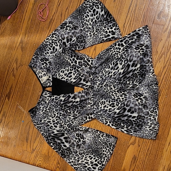 Leopard Print Romper - Picture 2 of 6